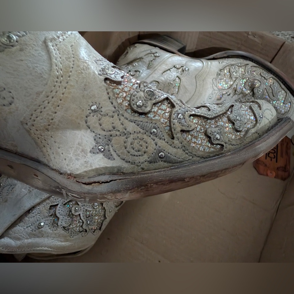 Corral Beige Embroidered Cowboy Boots - Picture 3 of 8